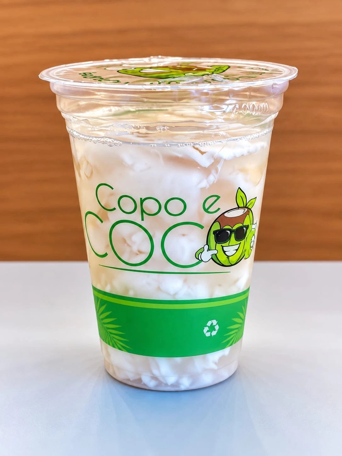 Água de coco com polpa no copo Copo e Coco