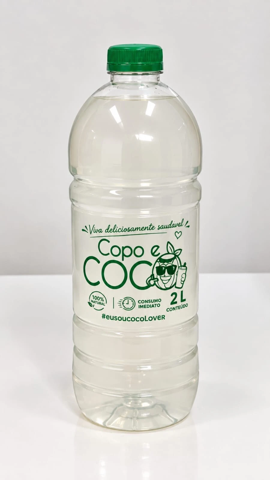 Garrafa de dois litros de água de coco Copo e Coco